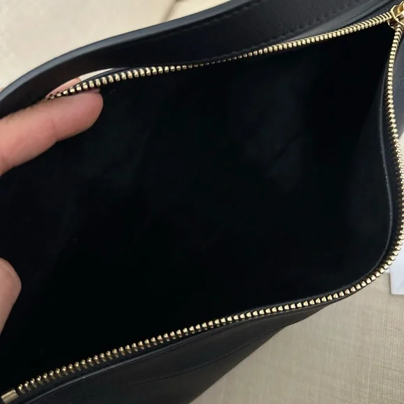 Elegant Black Leather Handbag - Picture 4 of 16